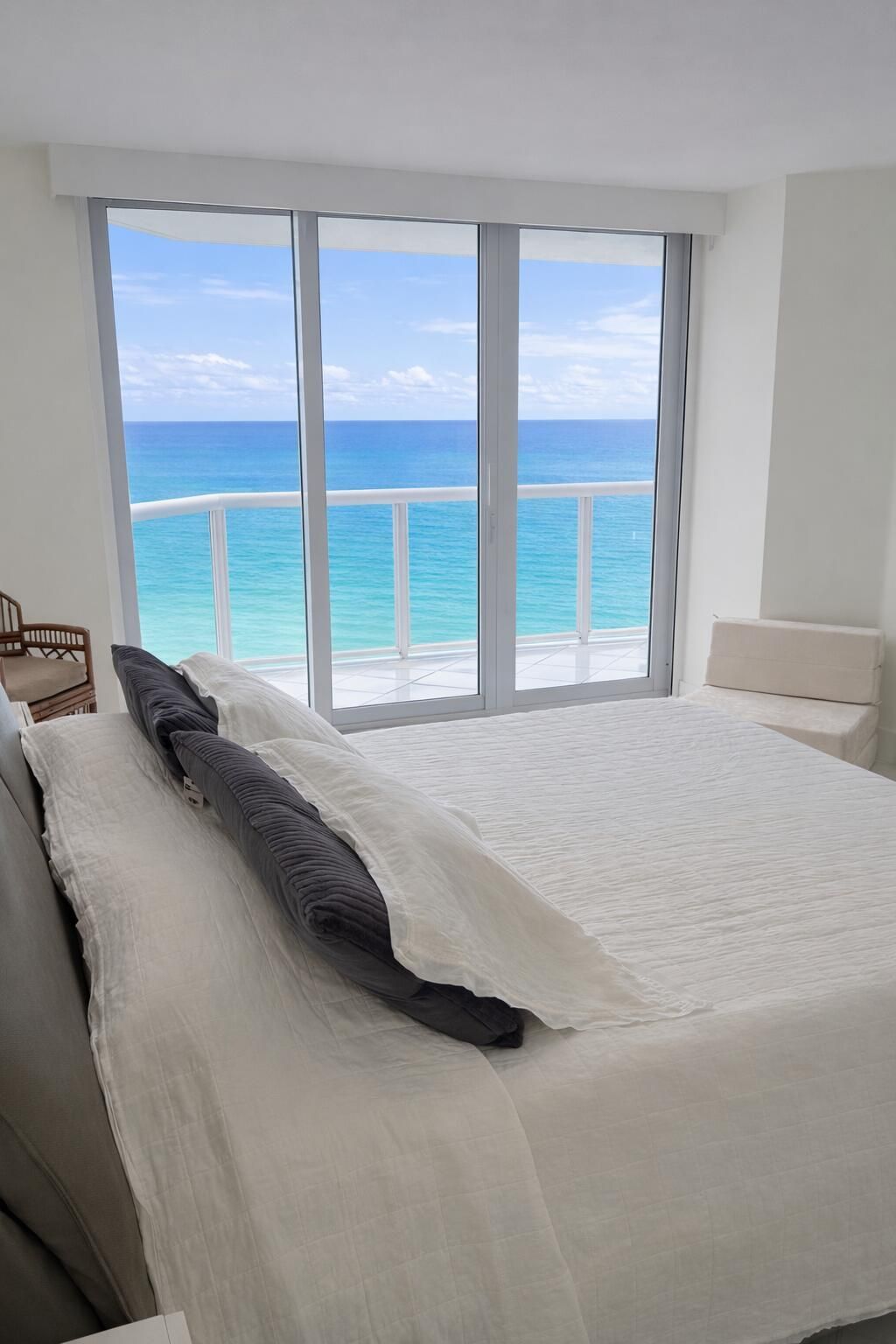 16425 Collins Avenue, Unit 2514, Sunny Isles Beach, FL 33160 Photo