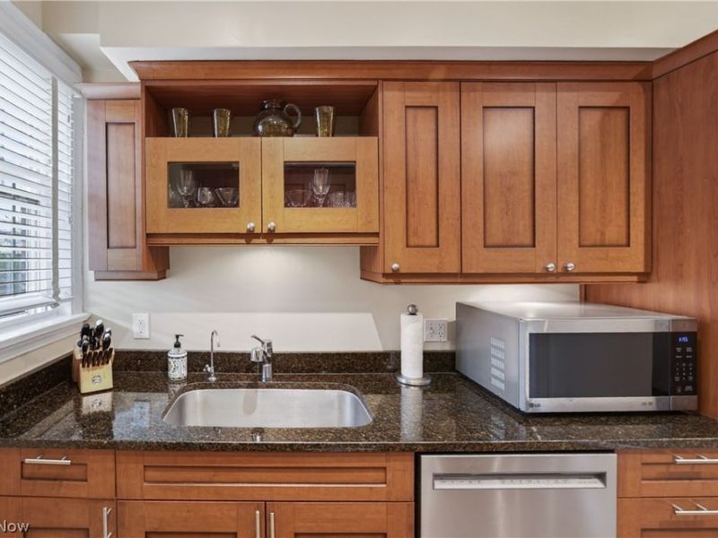 2808 Van Aken Boulevard, Unit 3, Cleveland, OH 44120 Photo 16