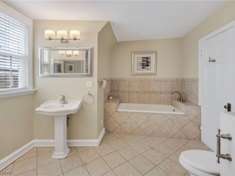 2808 Van Aken Boulevard, Unit 3, Cleveland, OH 44120 Photo 37