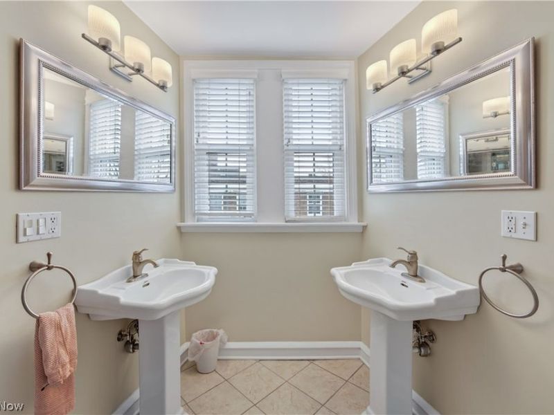 2808 Van Aken Boulevard, Unit 3, Cleveland, OH 44120 Photo 39