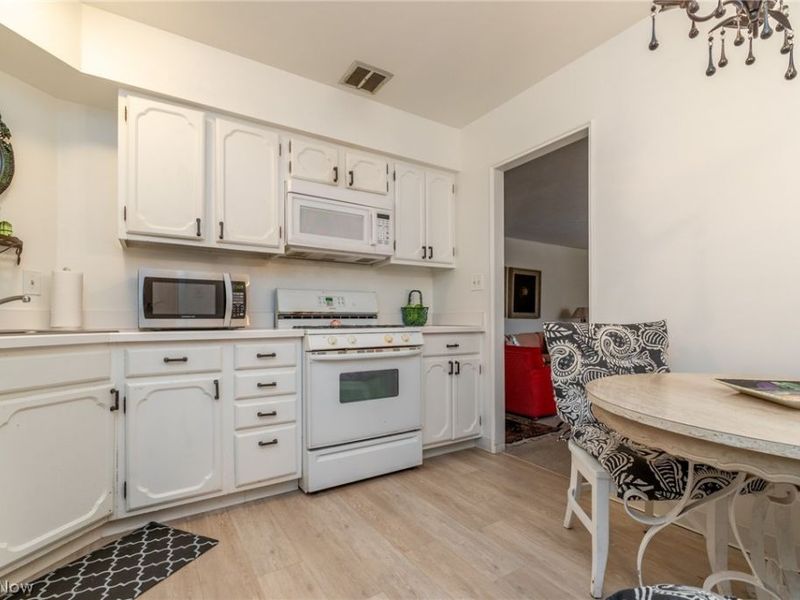 2202 Acacia Park Drive, Unit 2317, Lyndhurst, OH 44124 Photo 7