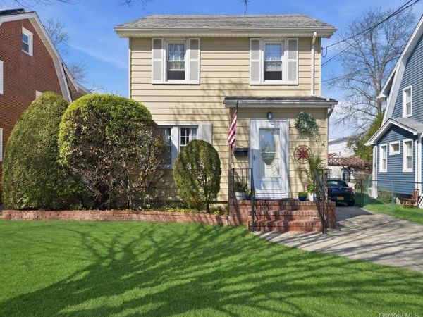 17 Herkomer Street , New Hyde Park, NY 11040