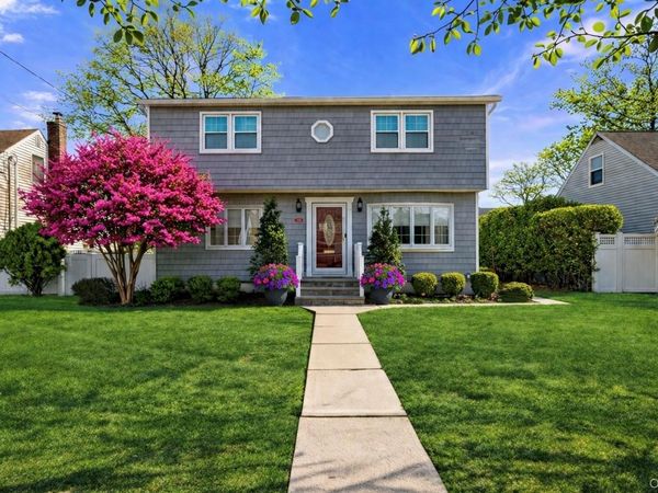 102 Commonwealth Avenue , Massapequa, NY 11758