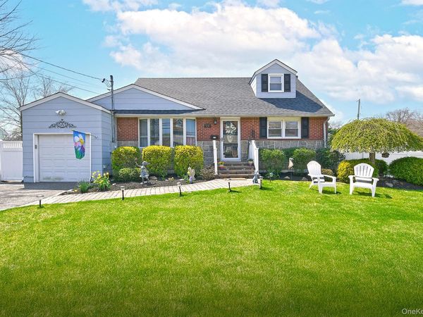 2 Keats Place, Greenlawn, NY 11740