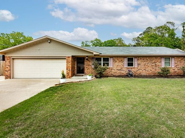 609 Lynnewood Drive, Jacksonville, AR 72076