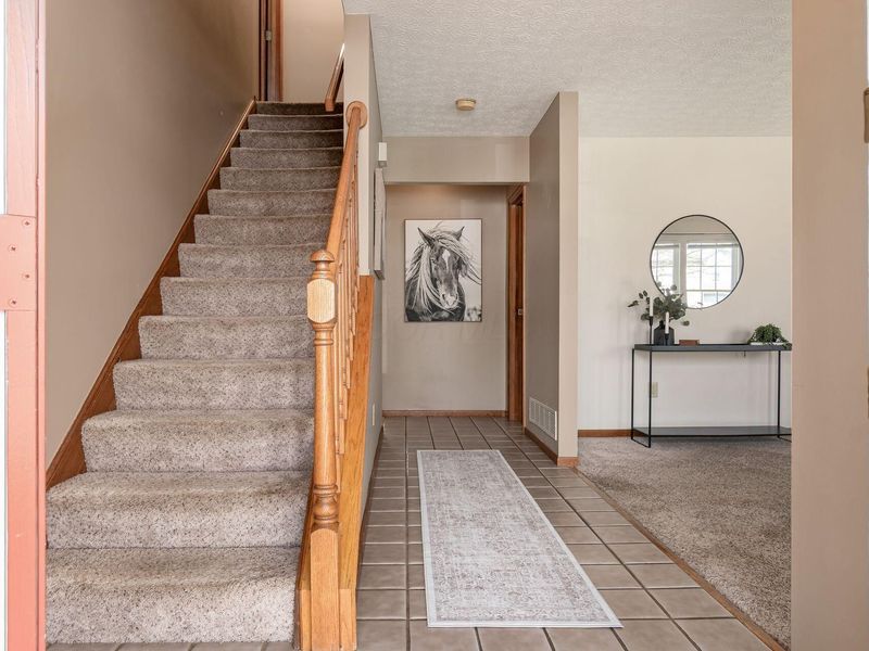 441 Woodside Lake Drive, Columbus, OH 43230 Photo 2