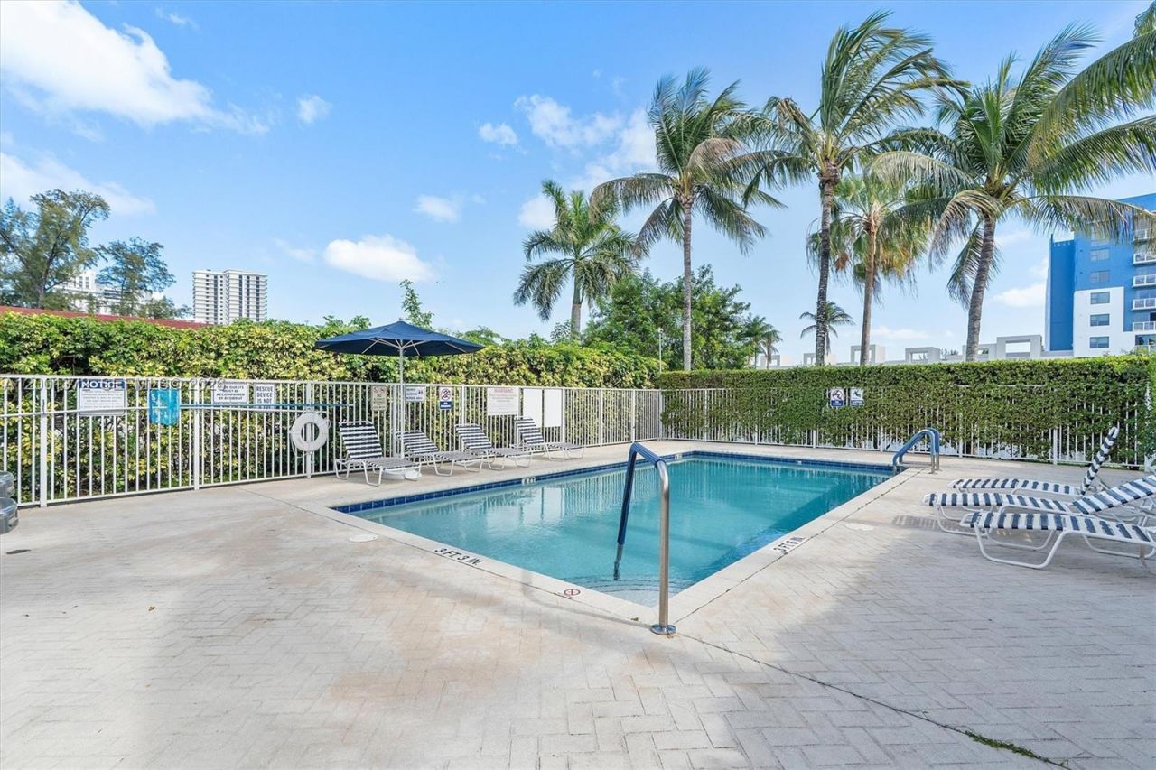 2186 NE 167th St, Unit 1-111, North Miami Beach, FL 33162 Photo
