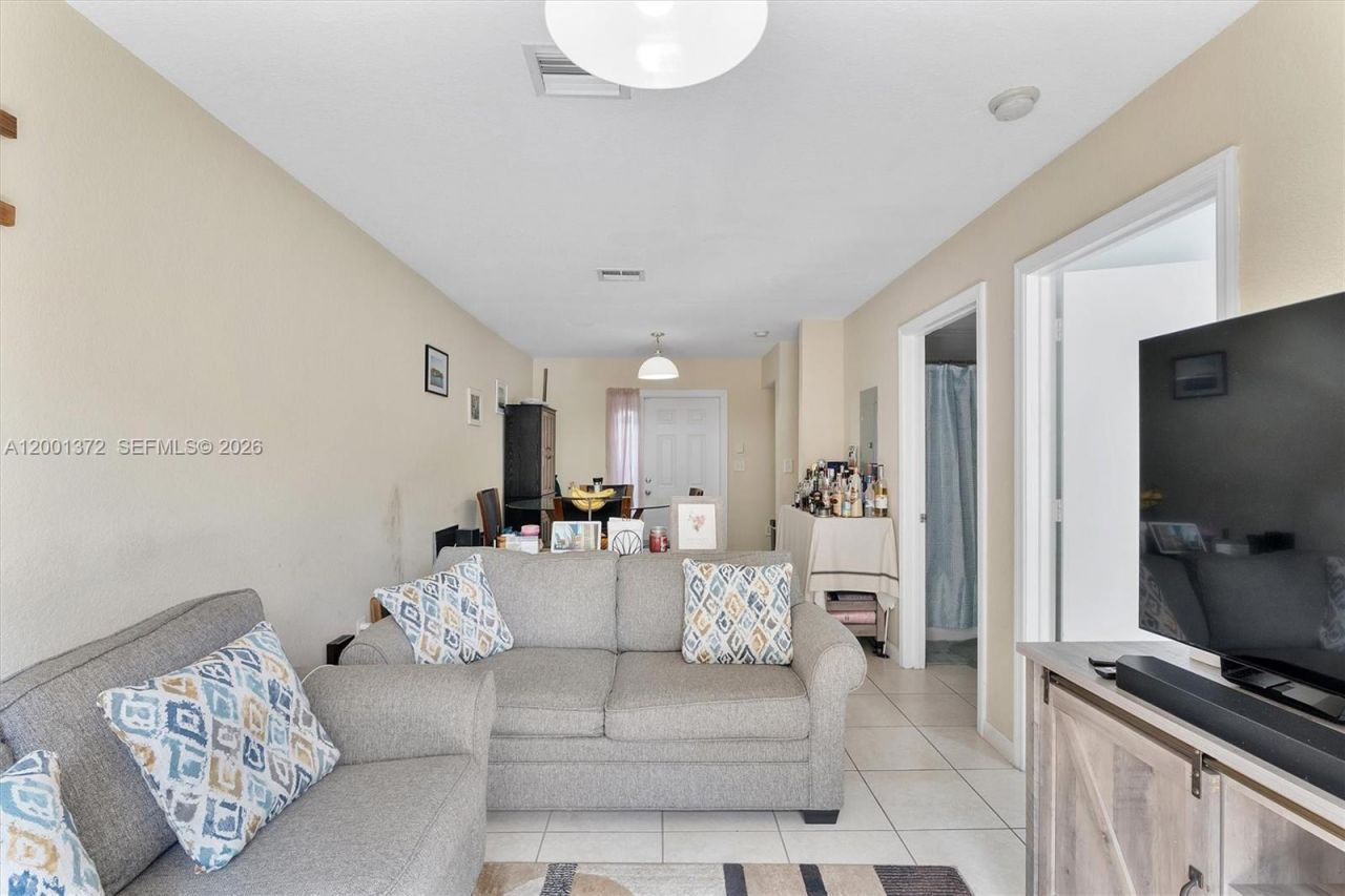 2186 NE 167th St, Unit 1-111, North Miami Beach, FL 33162 Photo