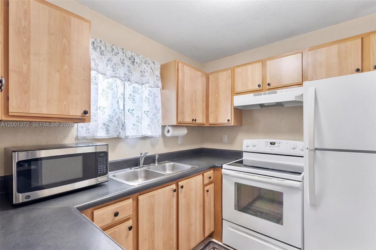 2186 NE 167th St, Unit 1-111, North Miami Beach, FL 33162 Photo