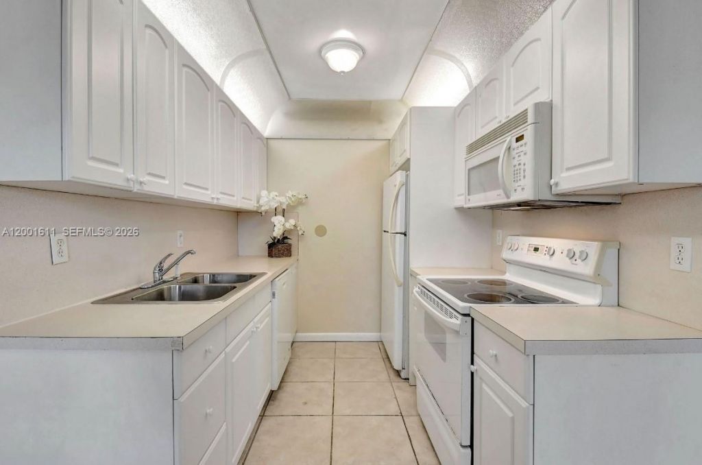 1020 Exeter B , Unit 1020, Boca Raton, FL 33434 Photo