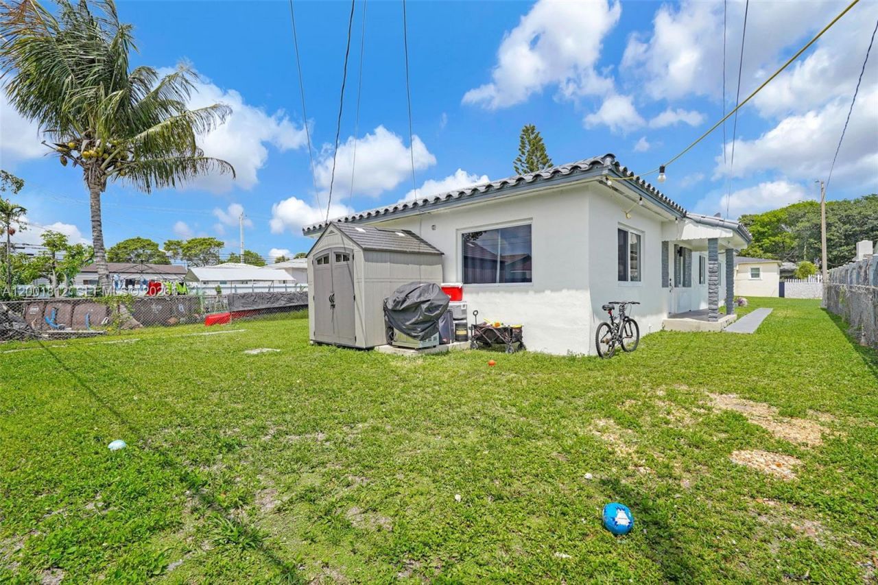 2020 NW 51st St, Miami, FL 33142 Photo