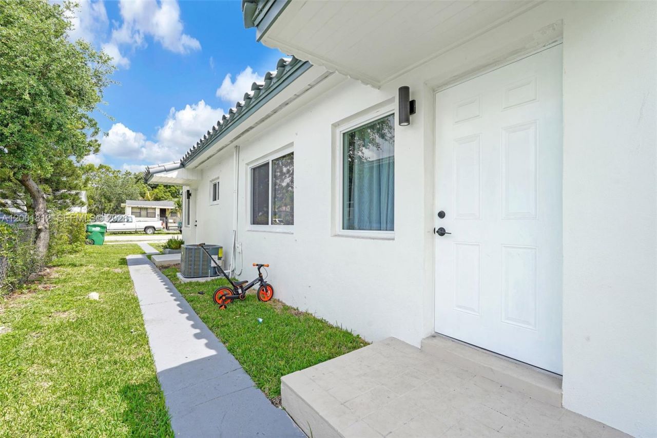 2020 NW 51st St, Miami, FL 33142 Photo