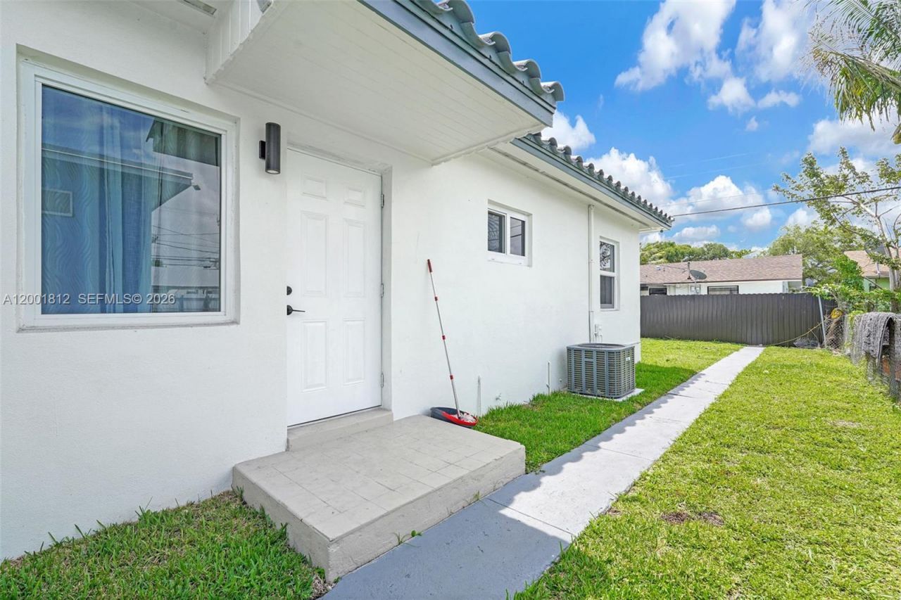 2020 NW 51st St, Miami, FL 33142 Photo