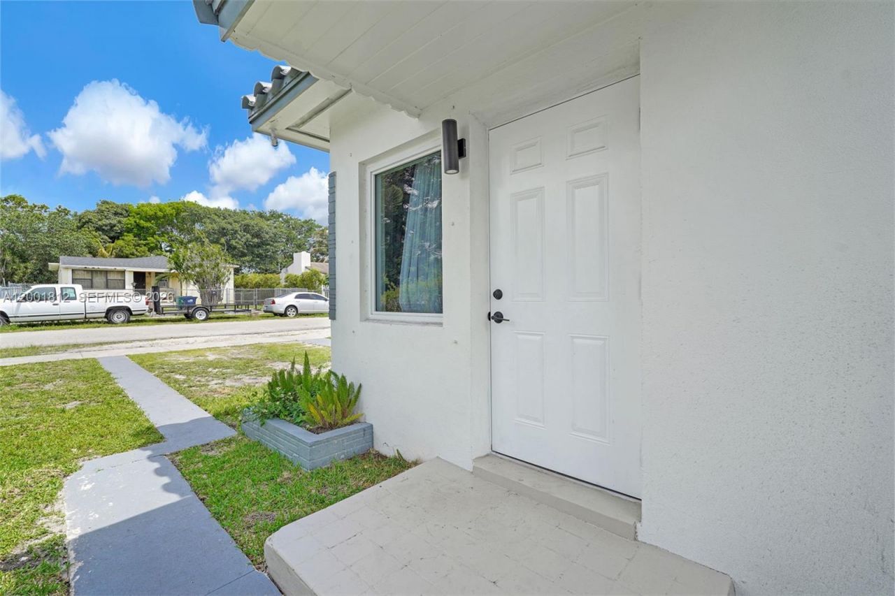 2020 NW 51st St, Miami, FL 33142 Photo
