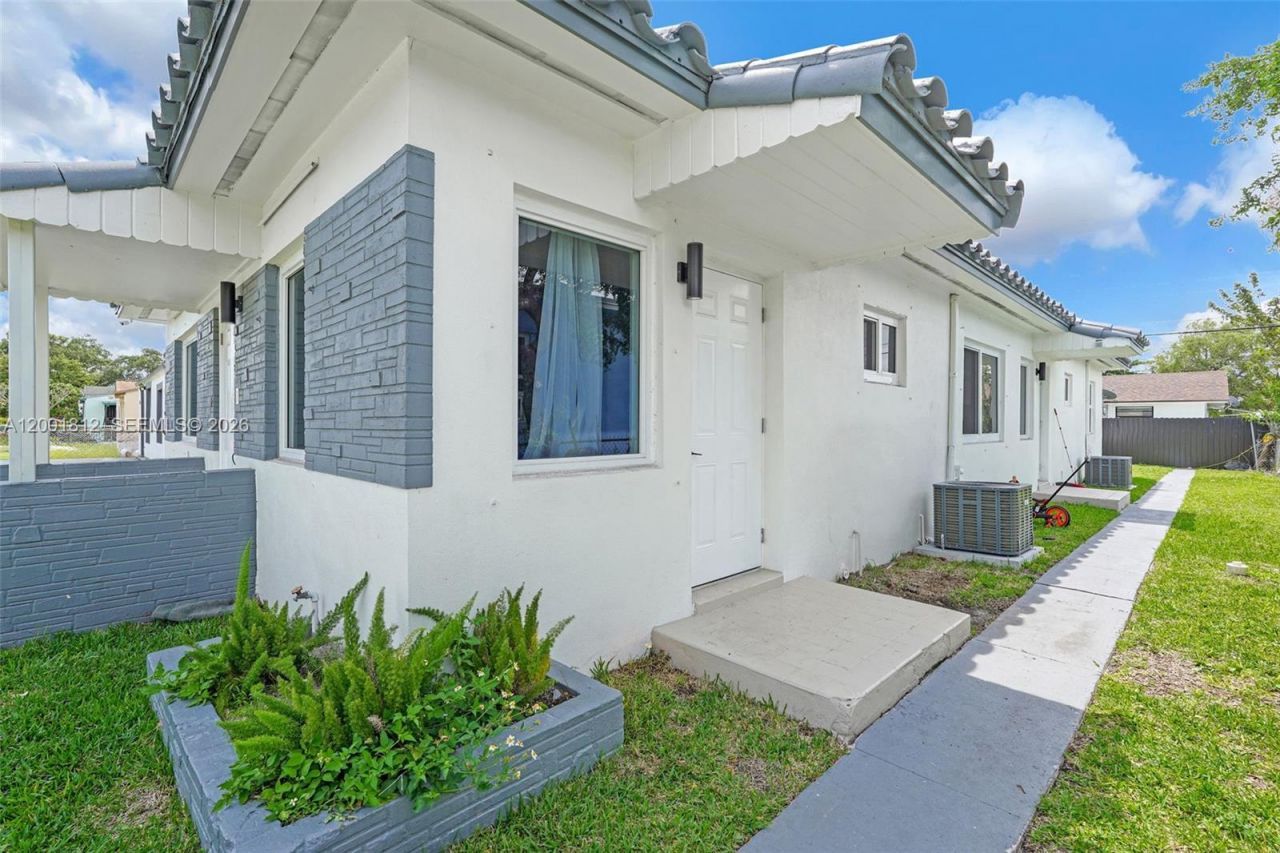 2020 NW 51st St, Miami, FL 33142 Photo