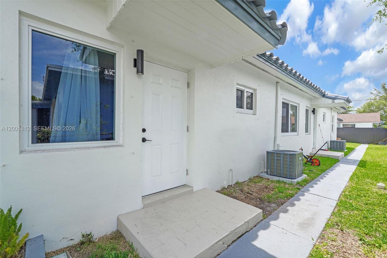 2020 NW 51st St, Miami, FL 33142 Photo