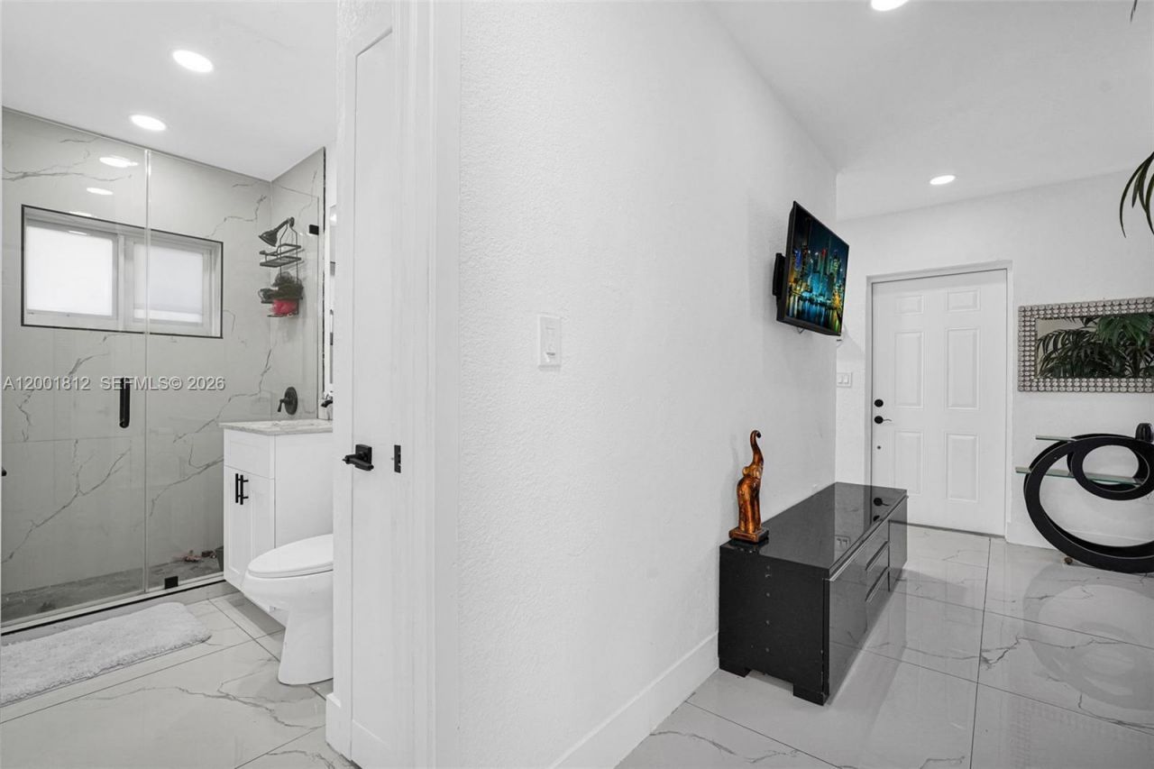 2020 NW 51st St, Miami, FL 33142 Photo