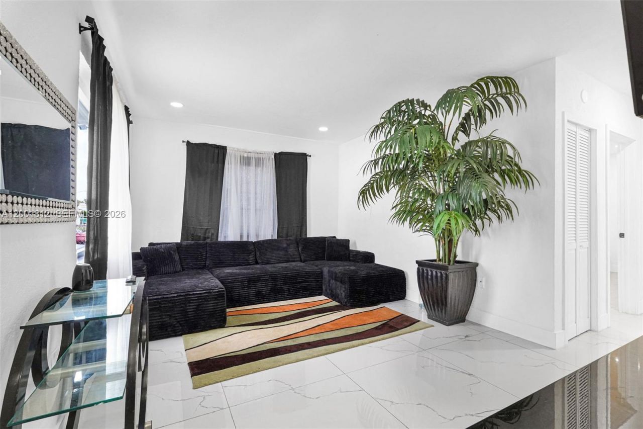 2020 NW 51st St, Miami, FL 33142 Photo