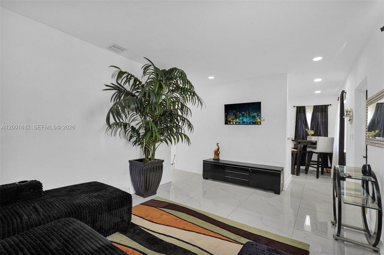 2020 NW 51st St, Miami, FL 33142 Photo