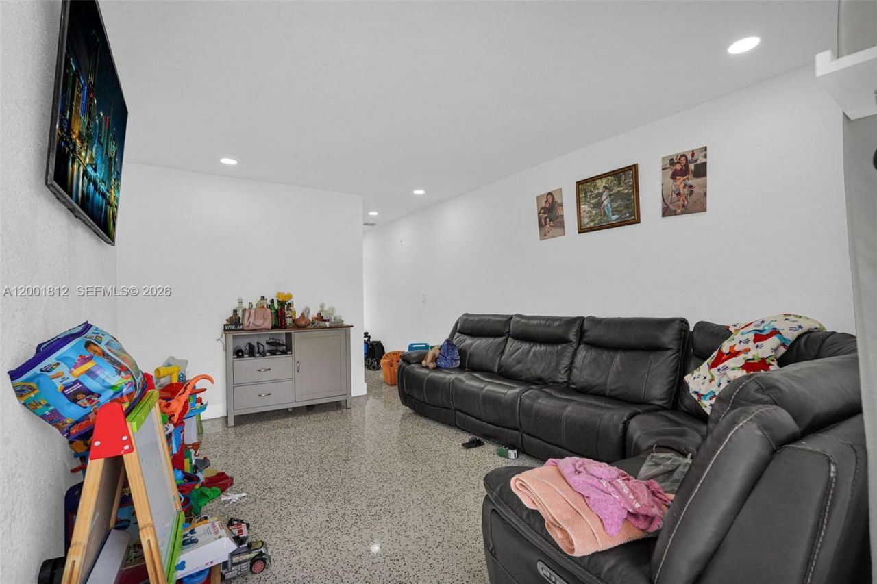 2020 NW 51st St, Miami, FL 33142 Photo