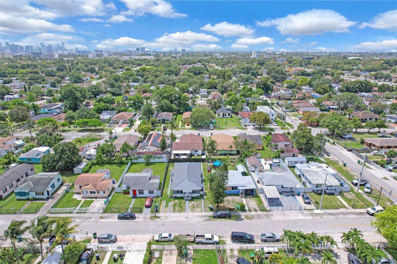 2020 NW 51st St, Miami, FL 33142 Photo