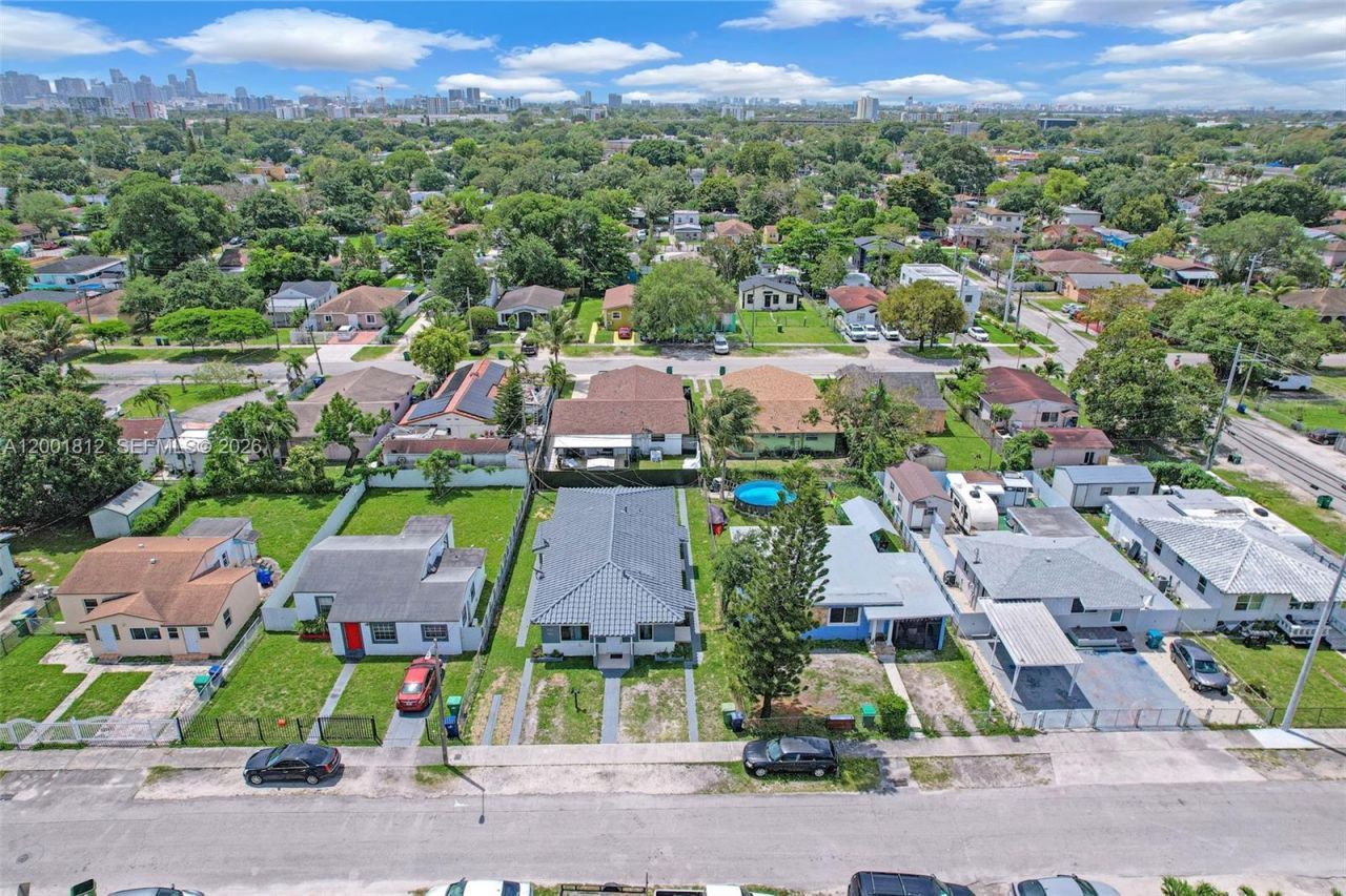 2020 NW 51st St, Miami, FL 33142 Photo