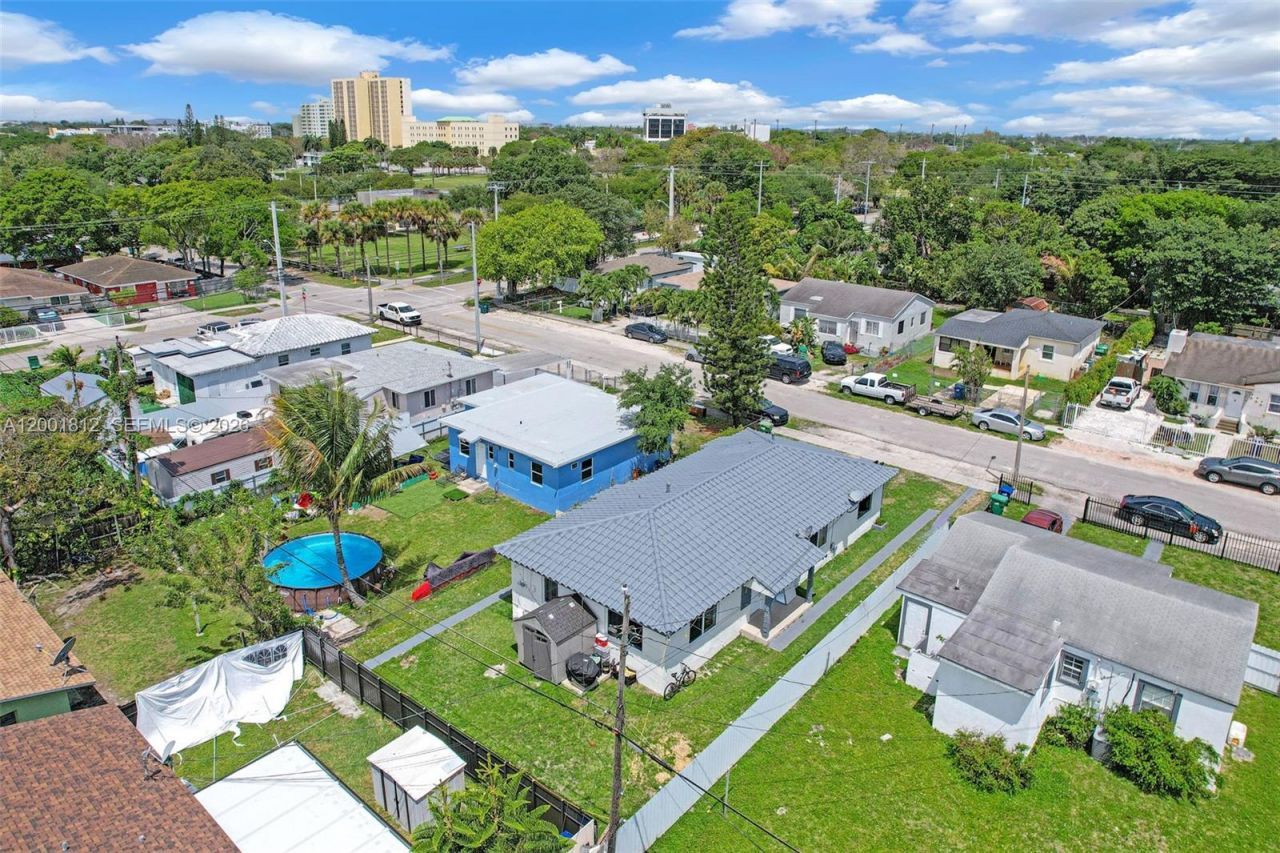 2020 NW 51st St, Miami, FL 33142 Photo