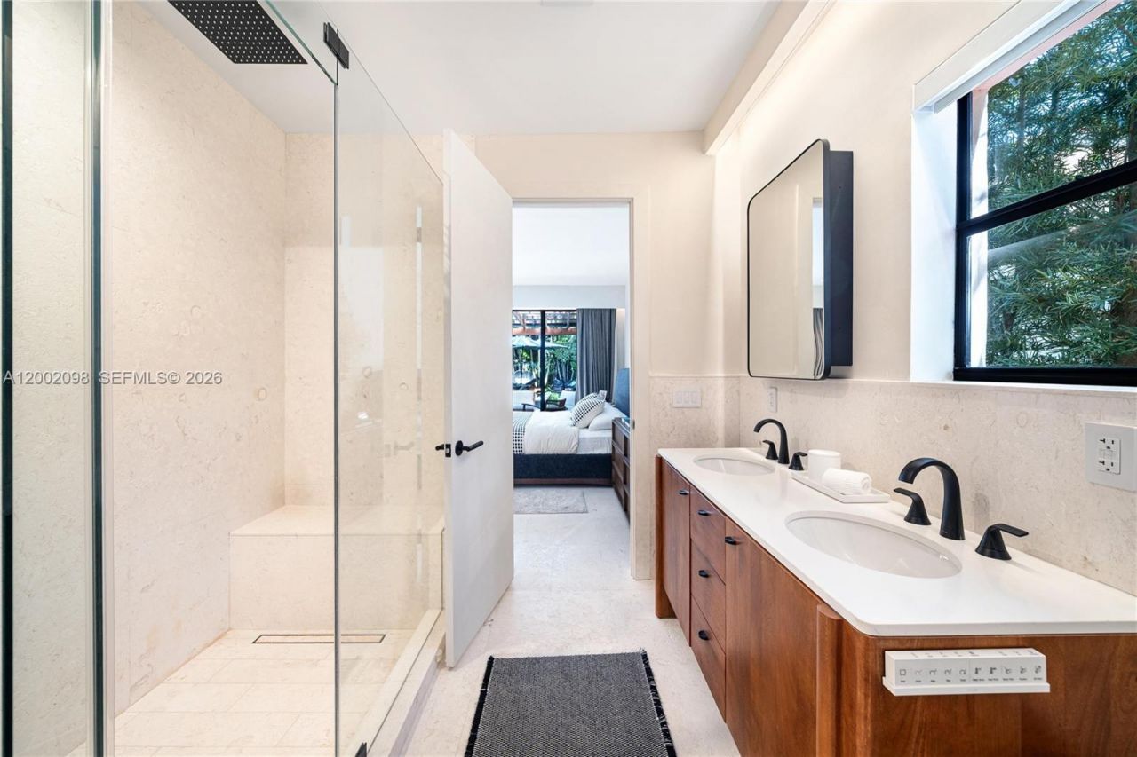 1735 Michigan Ave, Miami Beach, FL 33139 Photo