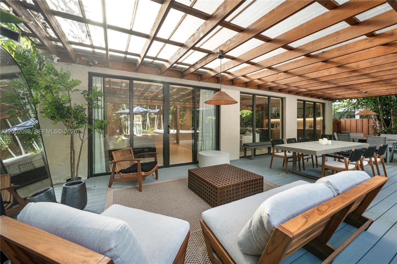 1735 Michigan Ave, Miami Beach, FL 33139 Photo