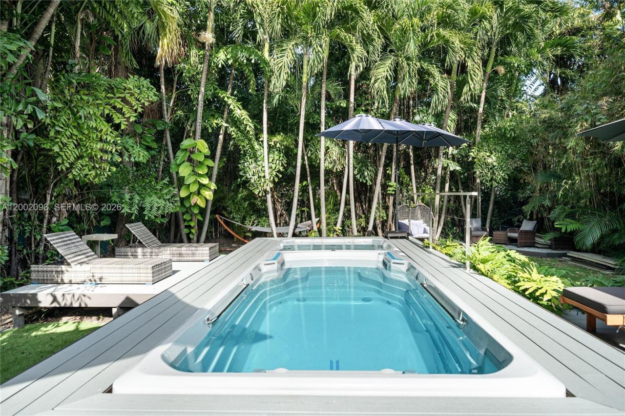 1735 Michigan Ave, Miami Beach, FL 33139 Photo