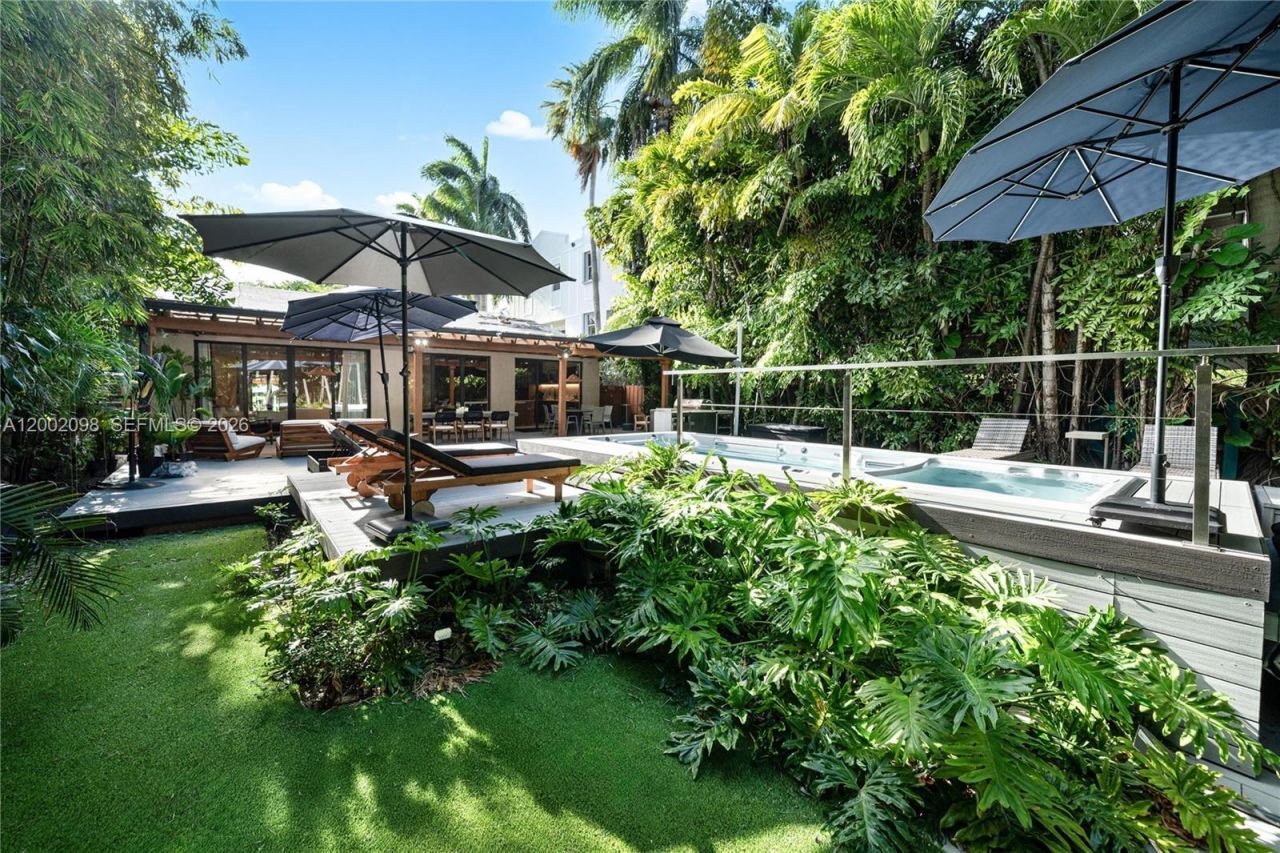 1735 Michigan Ave, Miami Beach, FL 33139 Photo