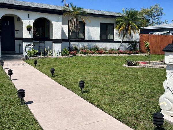 581 NW 185th St , Miami Gardens, FL 33169