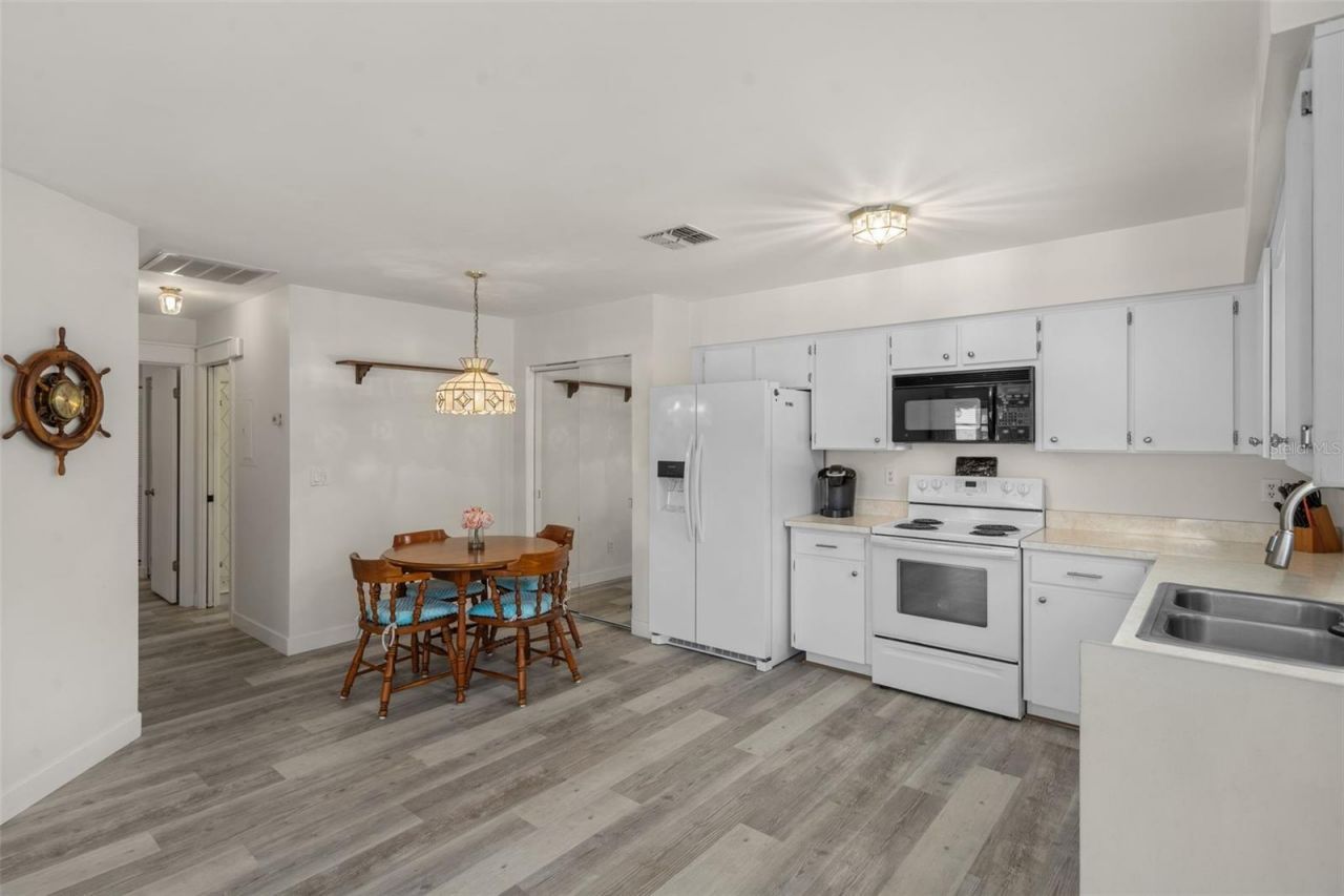 37810 Alissa Drive, Zephyrhills, FL 33542 Photo