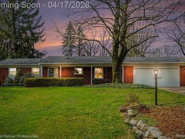 717 Sandstone Drive, Rochester Hills, MI 48309