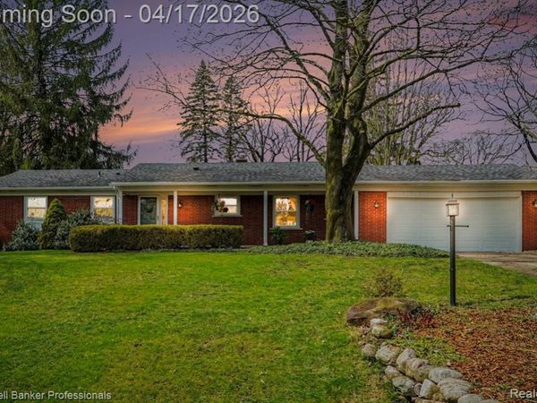 717 Sandstone Drive, Rochester Hills, MI 48309