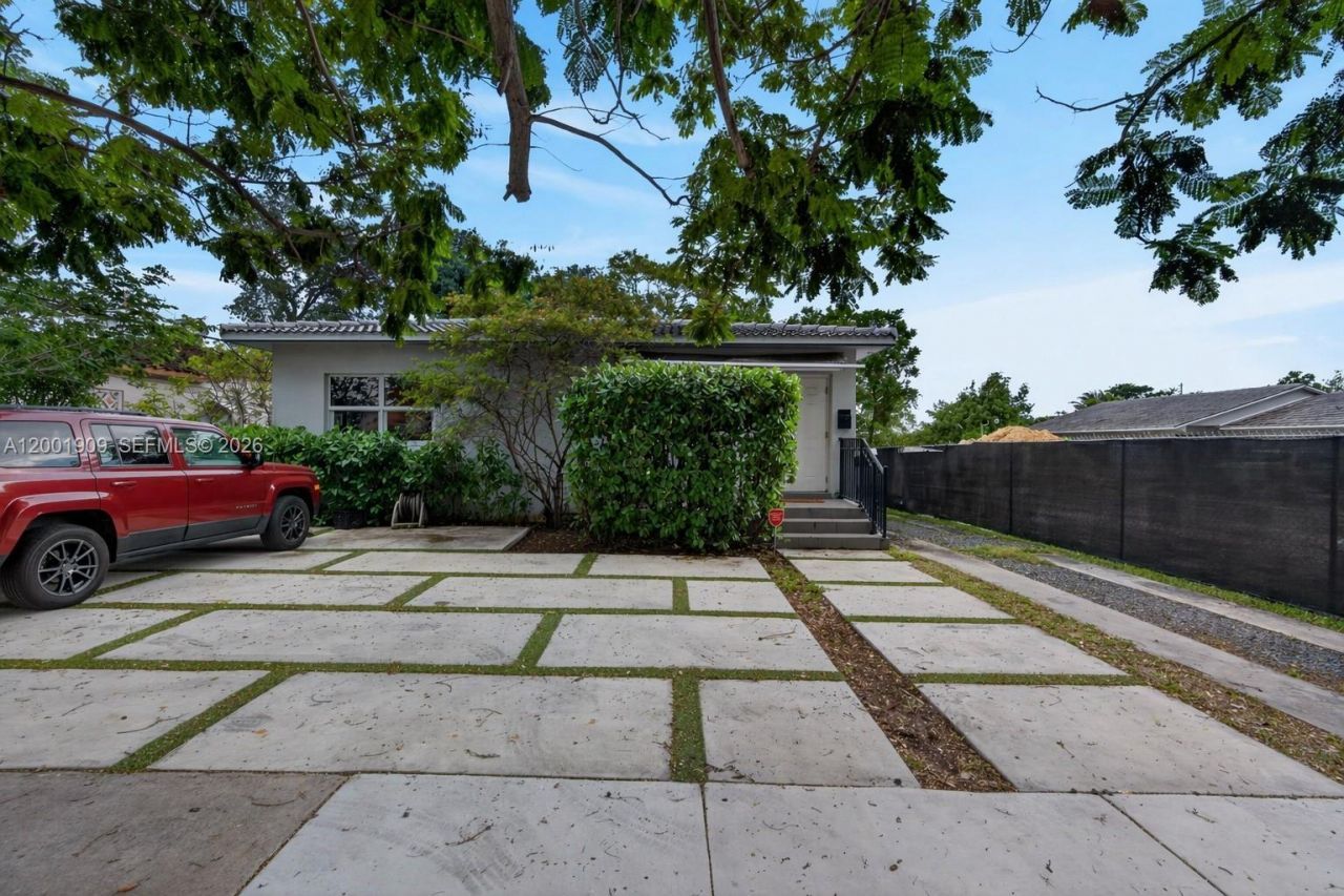 2940 SW 25th Ter, Miami, FL 33133 Photo