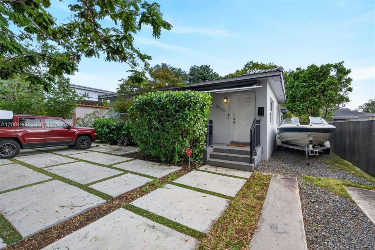 2940 SW 25th Ter, Miami, FL 33133 Photo