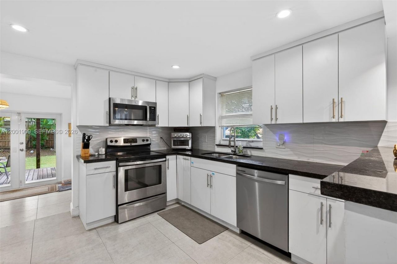 2940 SW 25th Ter, Miami, FL 33133 Photo