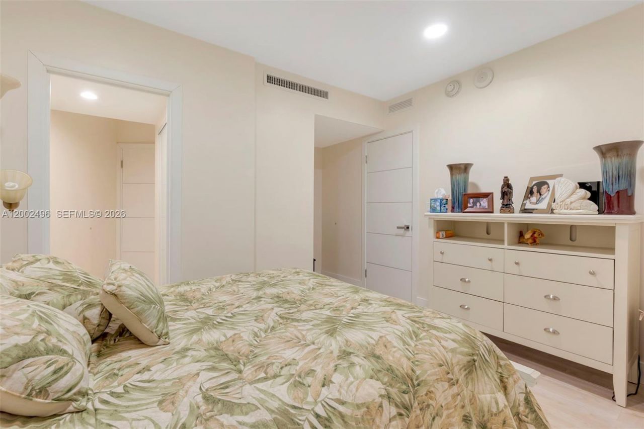 5660 Collins Ave, Unit 4B, Miami Beach, FL 33140 Photo