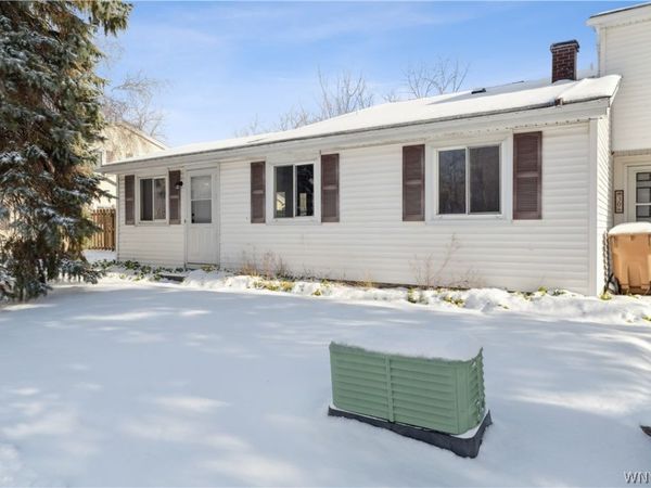 32 Pebble Creek Drive, Buffalo, NY 14227