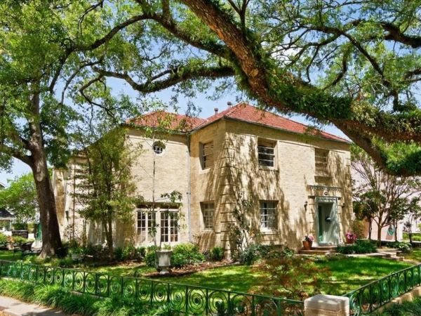 4200 VENDOME Place, New Orleans, LA 70125