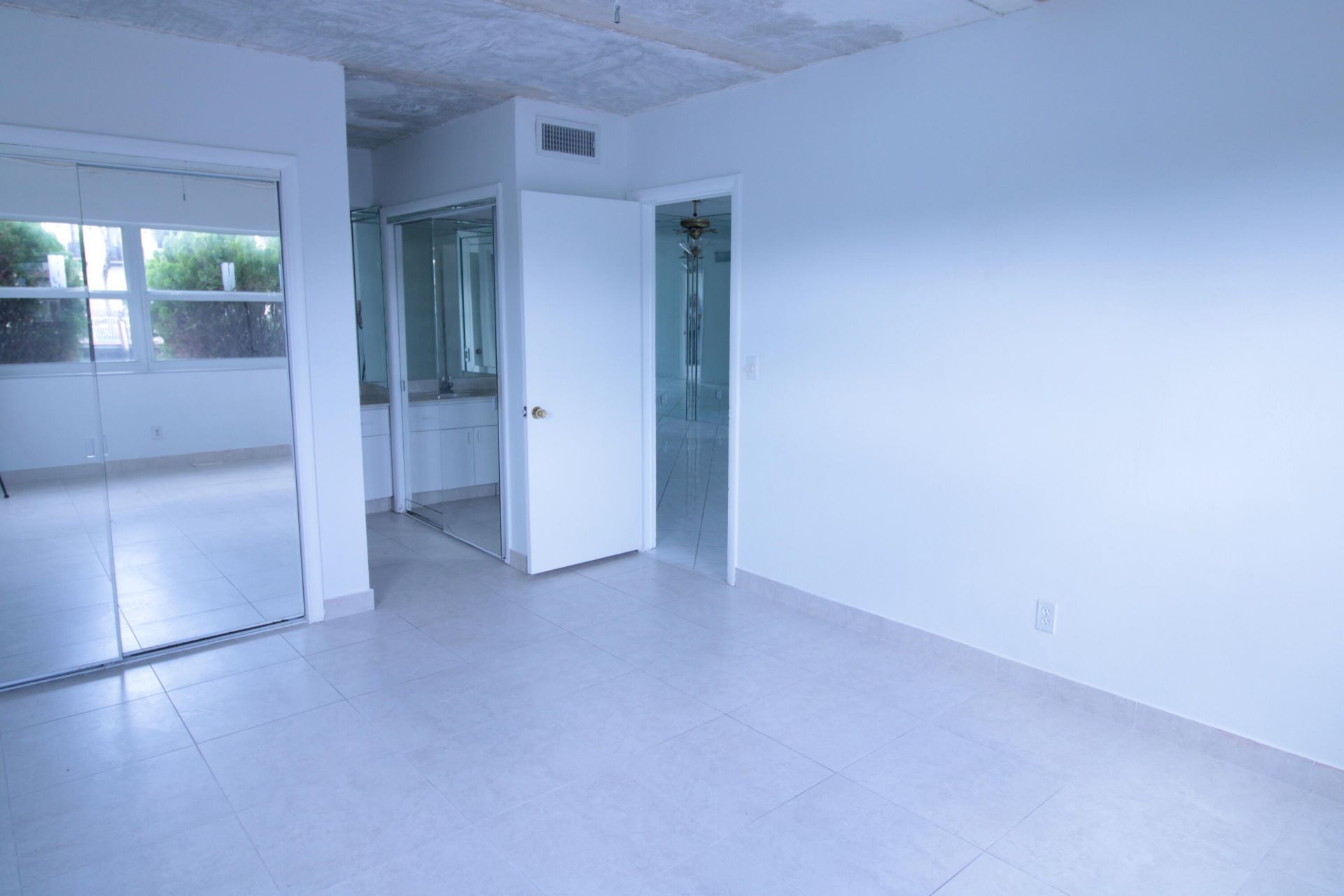 465 Paradise Isle Boulevard, Unit 110, Hallandale Beach, FL 33009 Photo