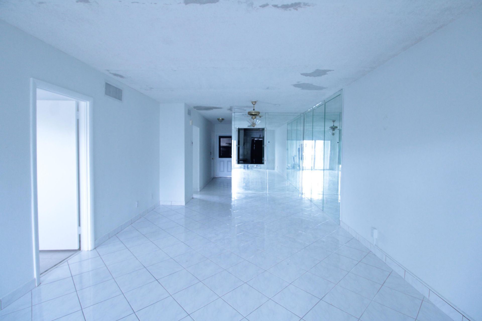 465 Paradise Isle Boulevard, Unit 110, Hallandale Beach, FL 33009 Photo