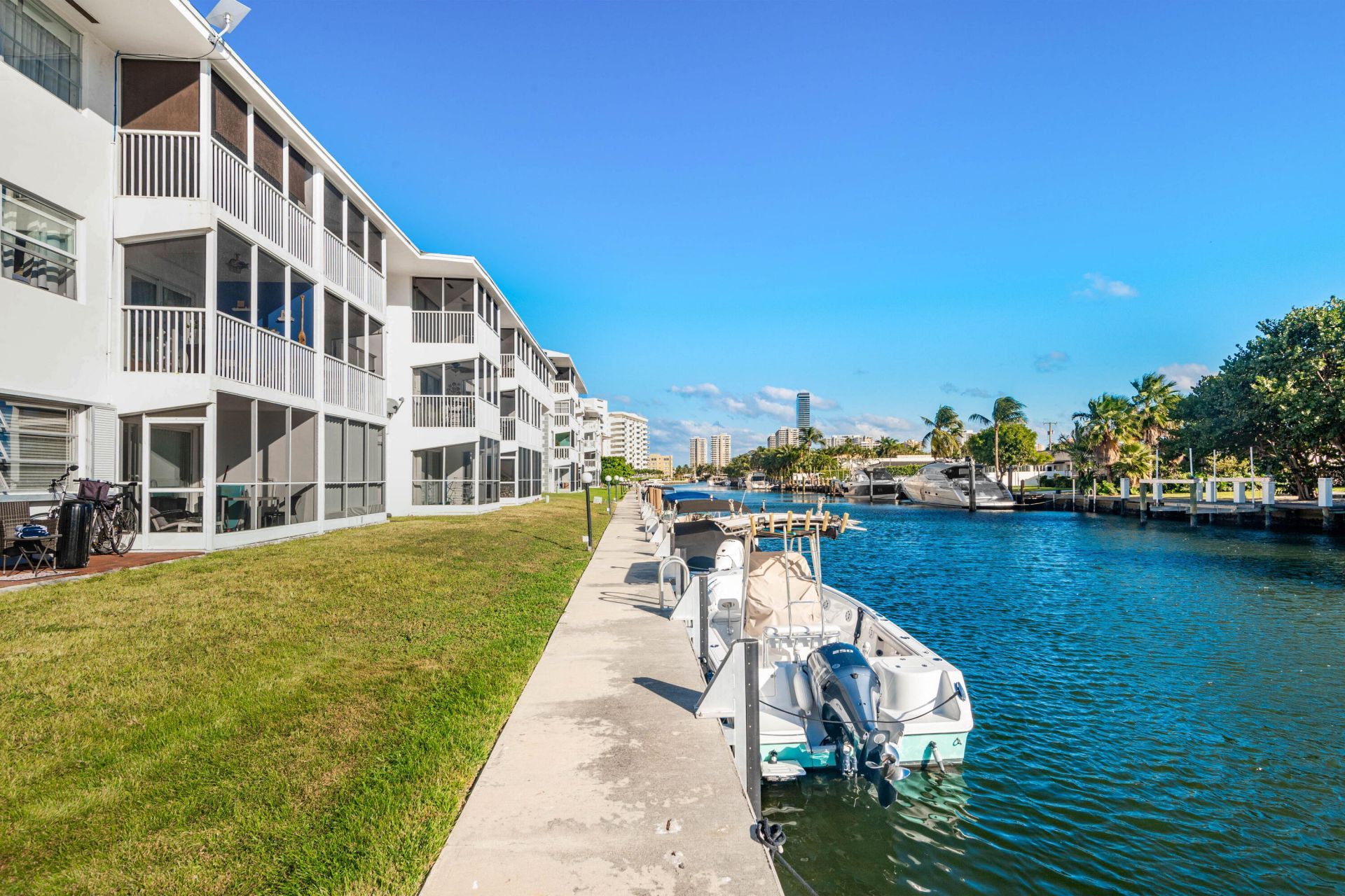 465 Paradise Isle Boulevard, Unit 110, Hallandale Beach, FL 33009 Photo
