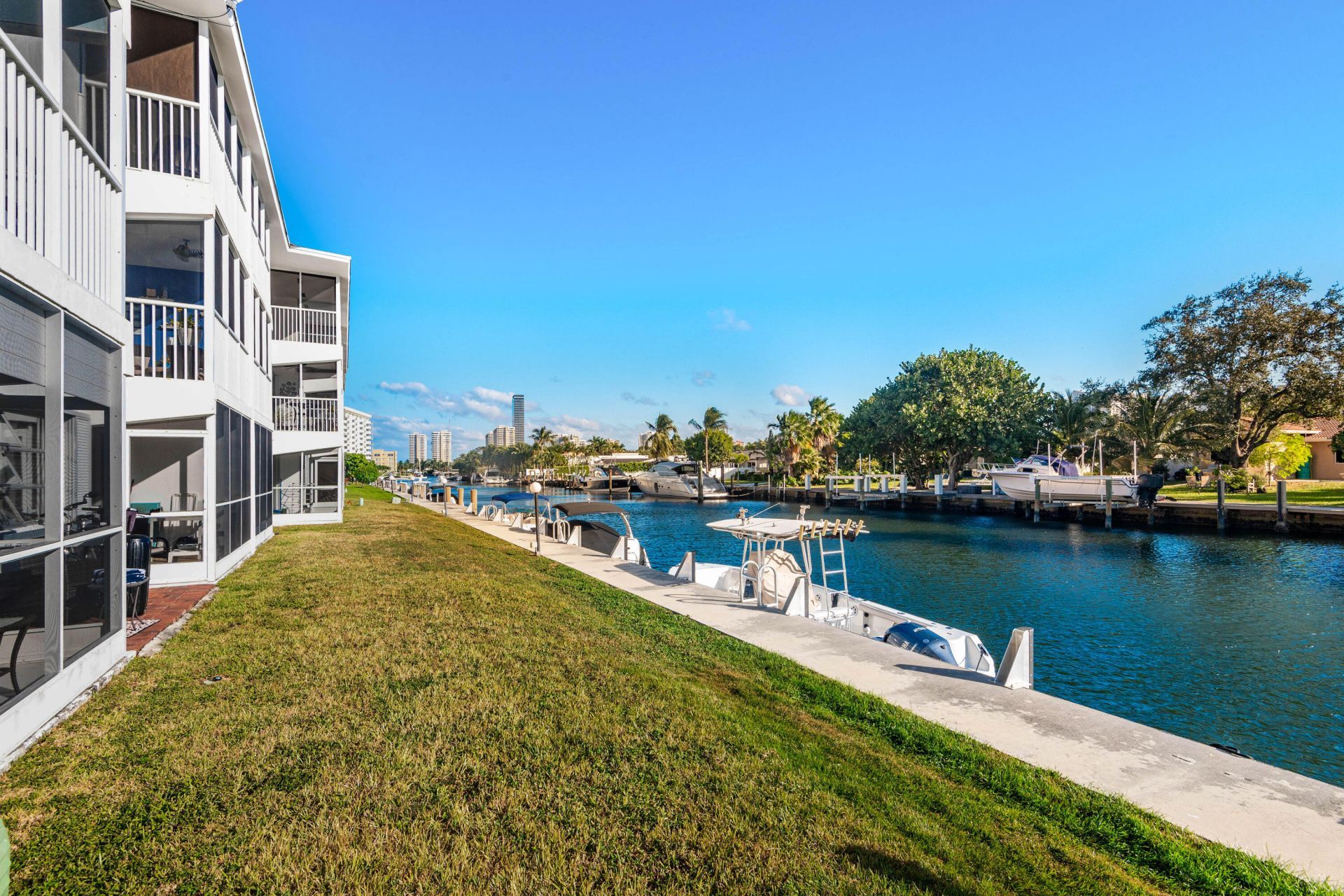 465 Paradise Isle Boulevard, Unit 110, Hallandale Beach, FL 33009 Photo