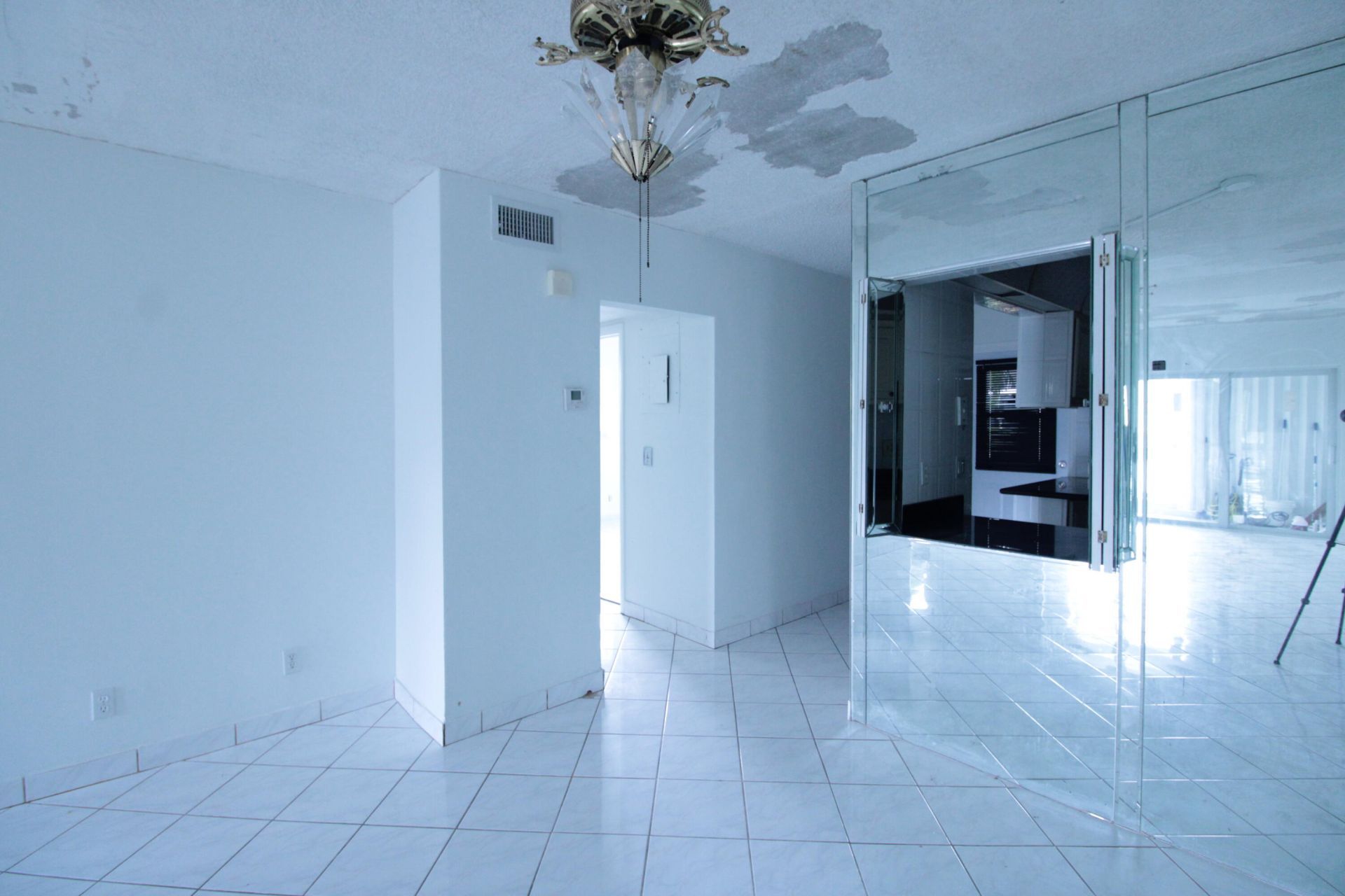 465 Paradise Isle Boulevard, Unit 110, Hallandale Beach, FL 33009 Photo
