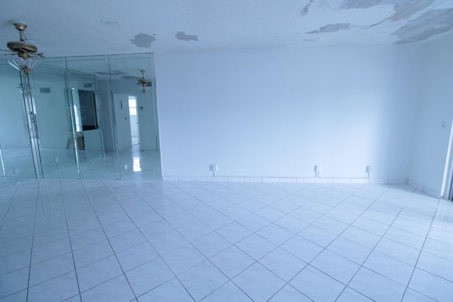 465 Paradise Isle Boulevard, Unit 110, Hallandale Beach, FL 33009 Photo