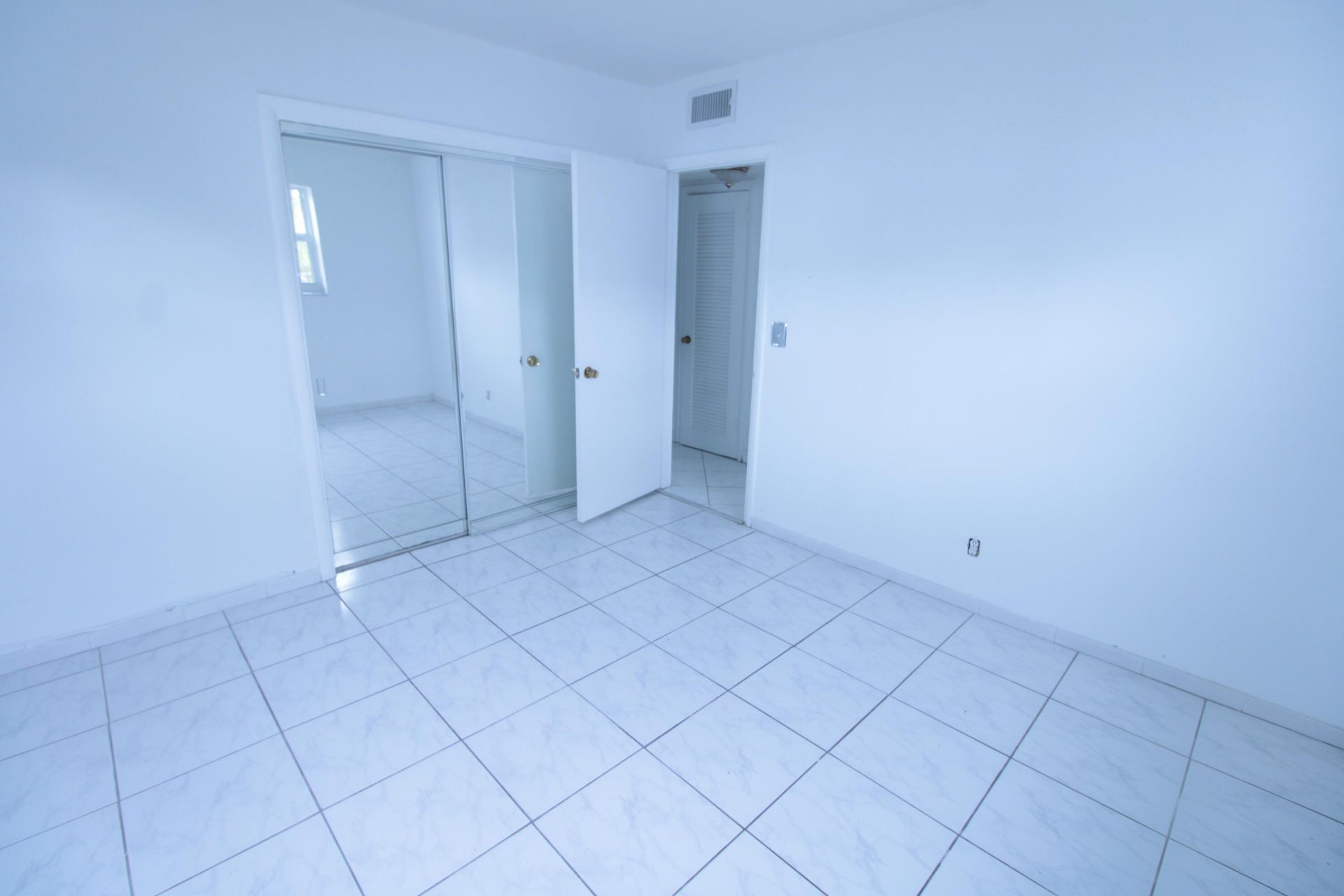 465 Paradise Isle Boulevard, Unit 110, Hallandale Beach, FL 33009 Photo