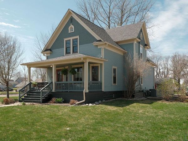 407 2nd Avenue NE, Sioux Center, IA 51250