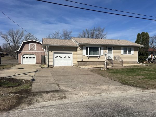 505 N Maple Street , Cleveland, IL 61241